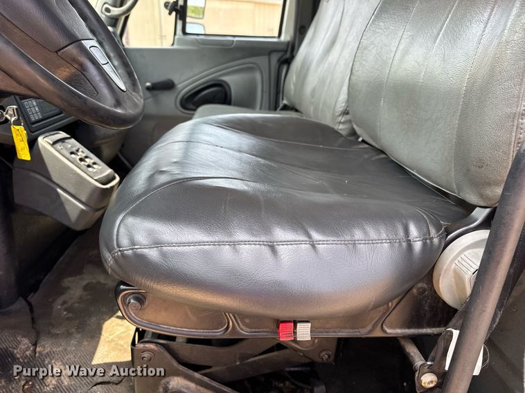 image for item DV4126 2003 International 4300 truck cab and chassis