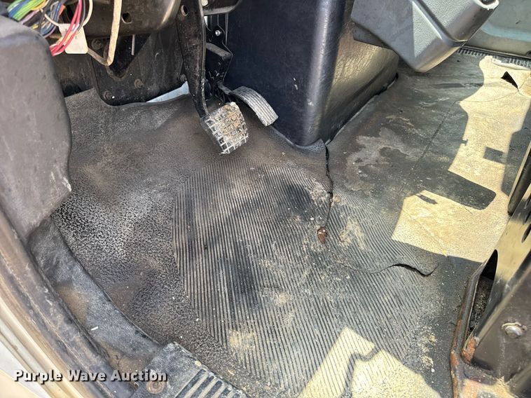 image for item DV4126 2003 International 4300 truck cab and chassis