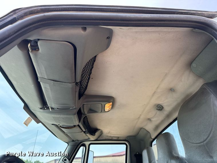 image for item DV4126 2003 International 4300 truck cab and chassis