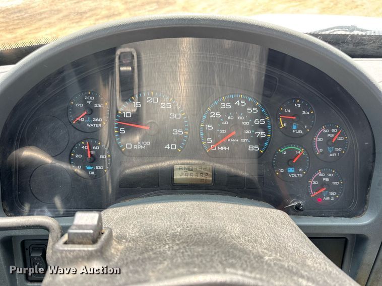 image for item DV4126 2003 International 4300 truck cab and chassis