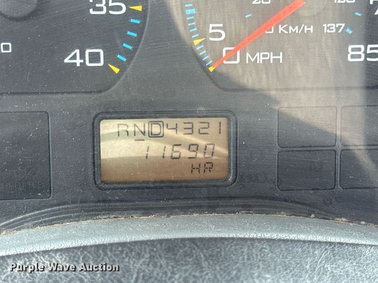 image for item DV4126 2003 International 4300 truck cab and chassis