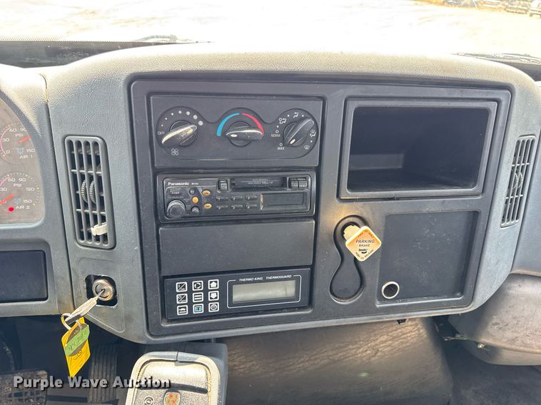 image for item DV4126 2003 International 4300 truck cab and chassis