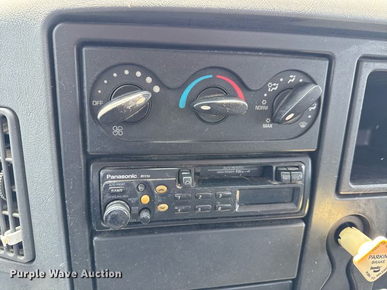 image for item DV4126 2003 International 4300 truck cab and chassis