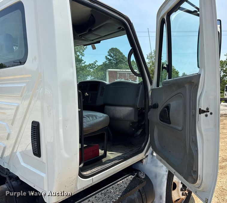 image for item DV4126 2003 International 4300 truck cab and chassis