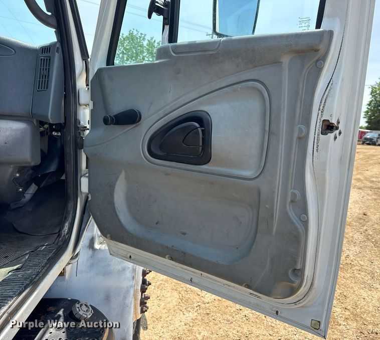 image for item DV4126 2003 International 4300 truck cab and chassis