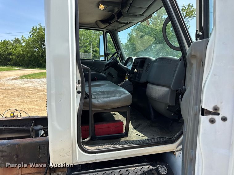 image for item DV4126 2003 International 4300 truck cab and chassis