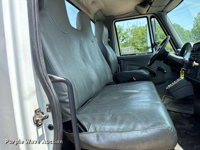 image for item DV4126 2003 International 4300 truck cab and chassis