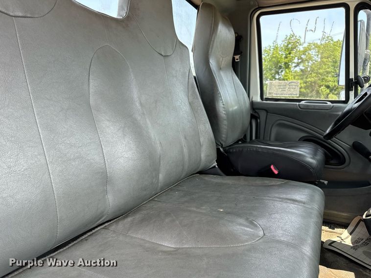 image for item DV4126 2003 International 4300 truck cab and chassis