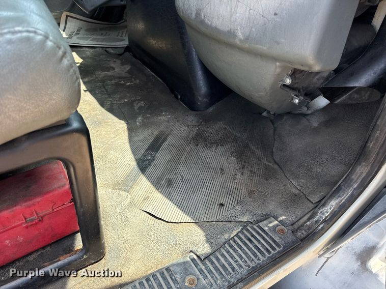 image for item DV4126 2003 International 4300 truck cab and chassis