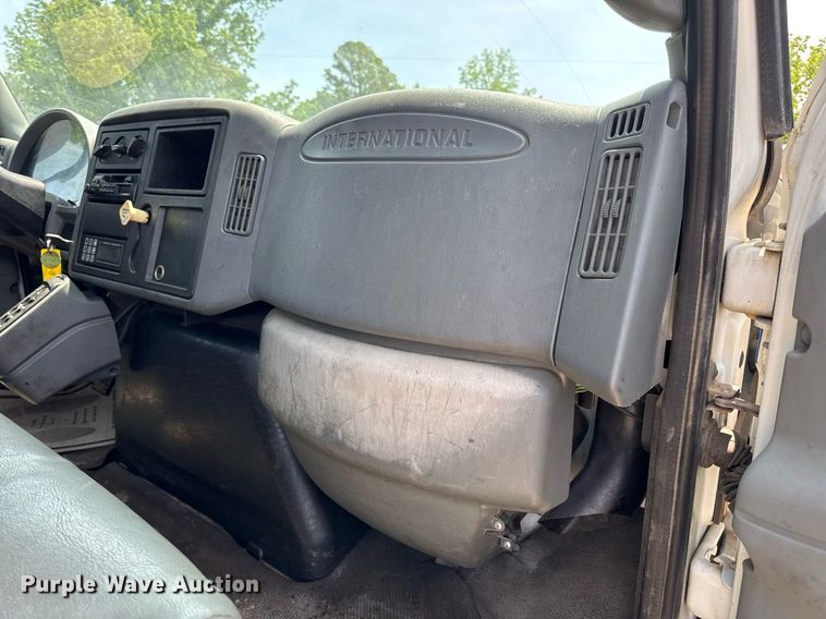 image for item DV4126 2003 International 4300 truck cab and chassis