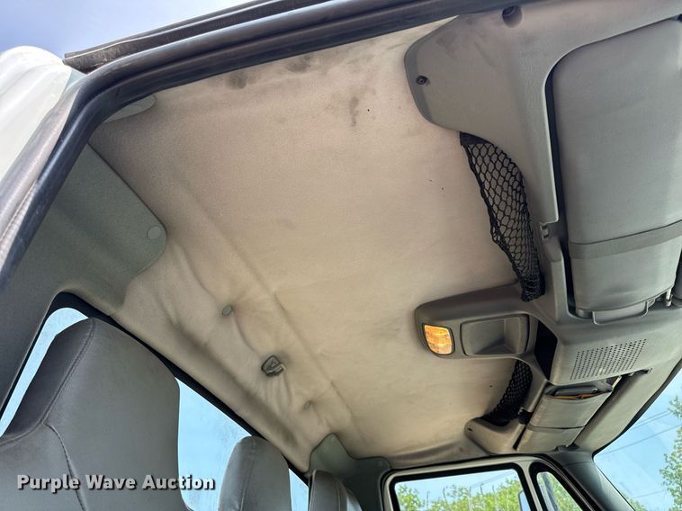 image for item DV4126 2003 International 4300 truck cab and chassis