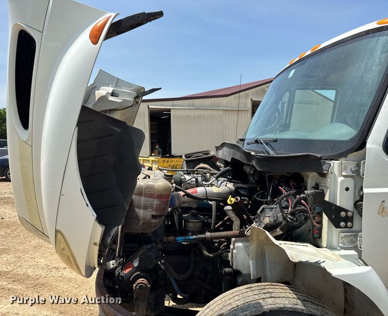 image for item DV4126 2003 International 4300 truck cab and chassis