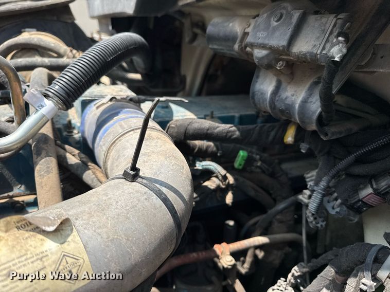 image for item DV4126 2003 International 4300 truck cab and chassis