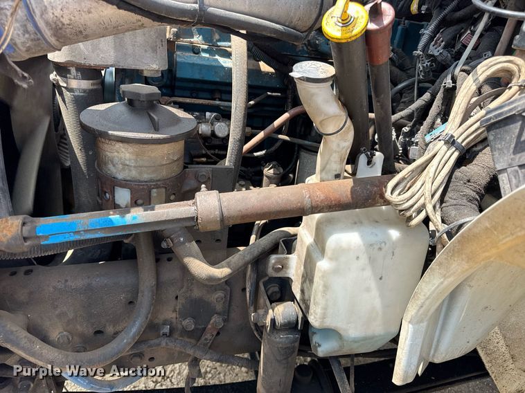 image for item DV4126 2003 International 4300 truck cab and chassis