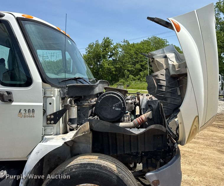 image for item DV4126 2003 International 4300 truck cab and chassis