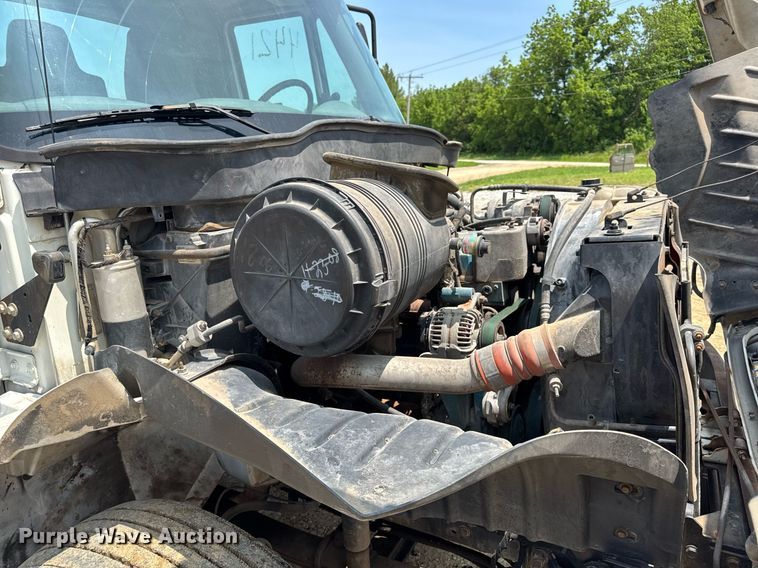 image for item DV4126 2003 International 4300 truck cab and chassis