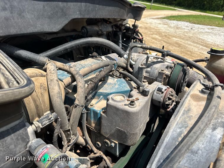 image for item DV4126 2003 International 4300 truck cab and chassis