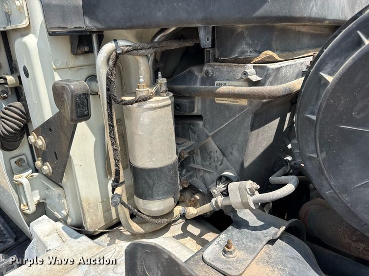 image for item DV4126 2003 International 4300 truck cab and chassis