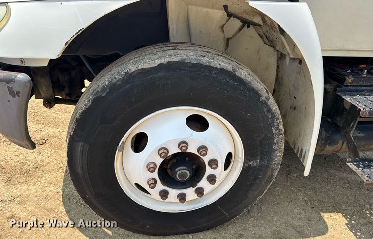 image for item DV4126 2003 International 4300 truck cab and chassis