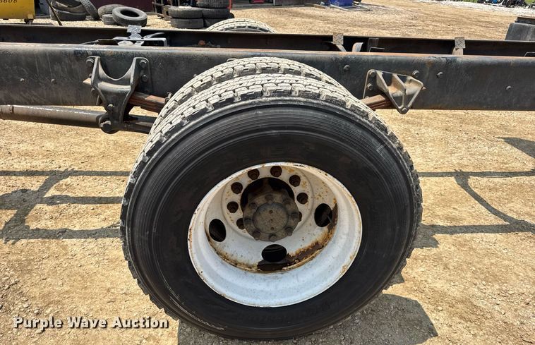 image for item DV4126 2003 International 4300 truck cab and chassis