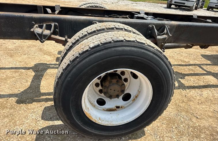 image for item DV4126 2003 International 4300 truck cab and chassis