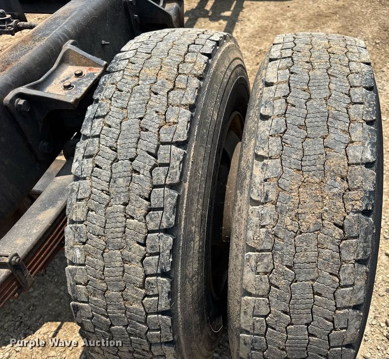 image for item DV4126 2003 International 4300 truck cab and chassis