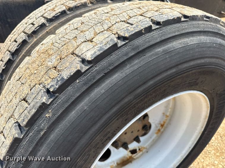 image for item DV4126 2003 International 4300 truck cab and chassis