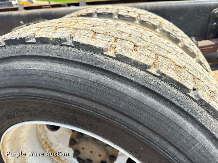 image for item DV4126 2003 International 4300 truck cab and chassis