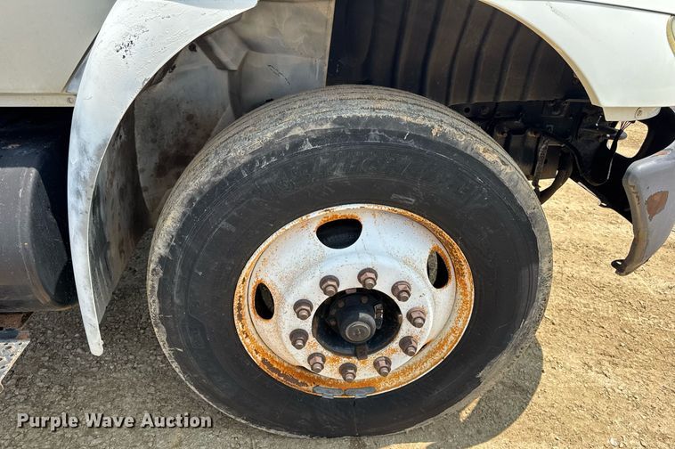 image for item DV4126 2003 International 4300 truck cab and chassis