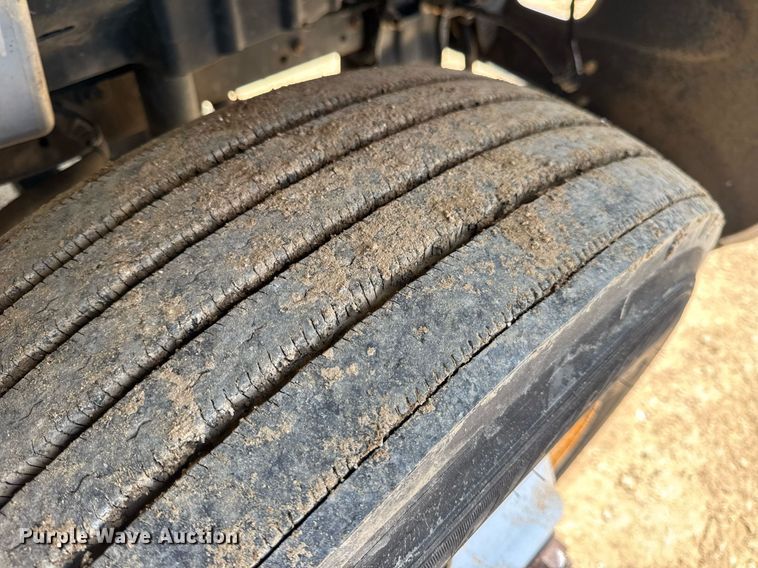 image for item DV4126 2003 International 4300 truck cab and chassis