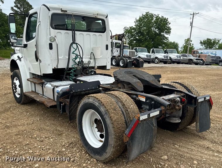 image for item DV4152 2015 Freightliner Business Class M2 semi truck