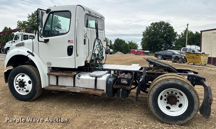 image for item DV4152 2015 Freightliner Business Class M2 semi truck