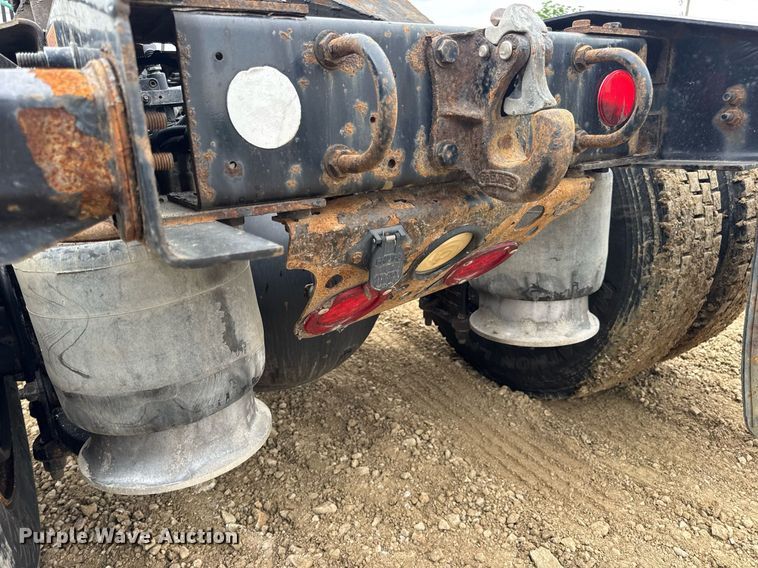 image for item DV4152 2015 Freightliner Business Class M2 semi truck