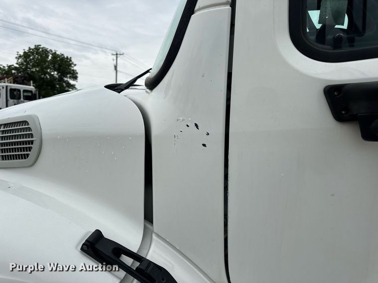 image for item DV4152 2015 Freightliner Business Class M2 semi truck