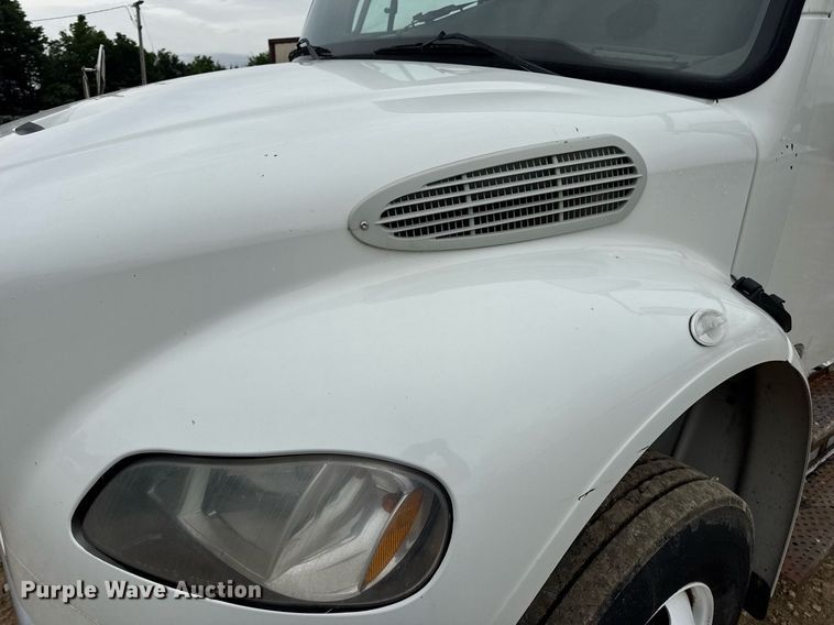 image for item DV4152 2015 Freightliner Business Class M2 semi truck