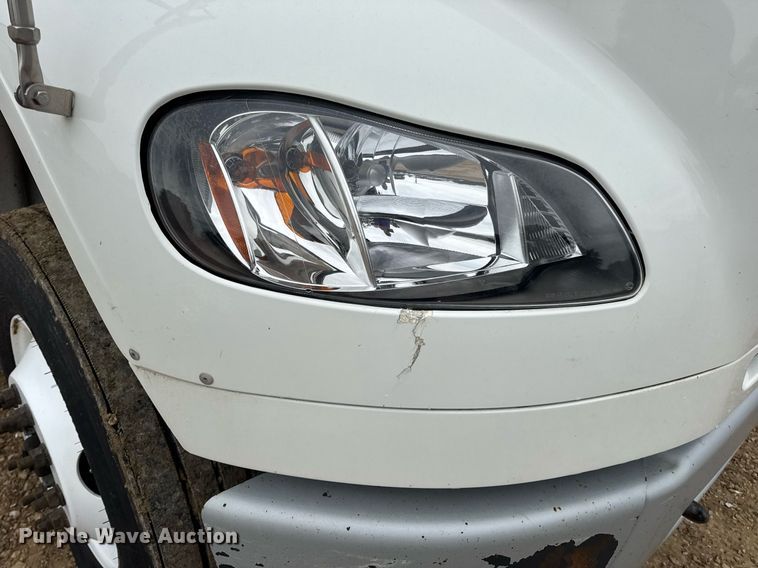 image for item DV4152 2015 Freightliner Business Class M2 semi truck