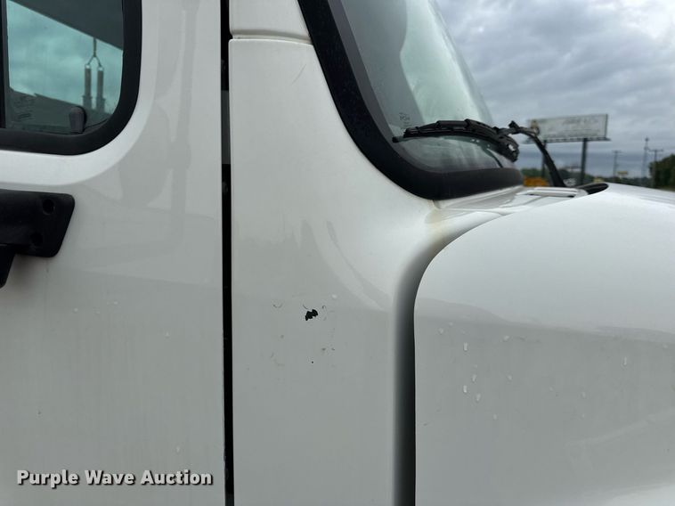 image for item DV4152 2015 Freightliner Business Class M2 semi truck