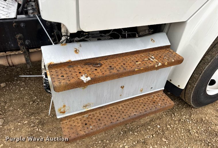 image for item DV4152 2015 Freightliner Business Class M2 semi truck