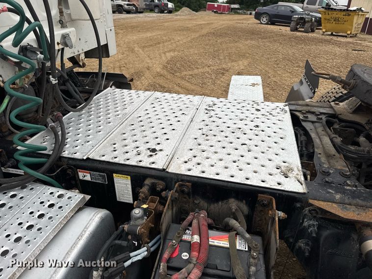 image for item DV4152 2015 Freightliner Business Class M2 semi truck