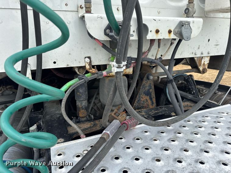 image for item DV4152 2015 Freightliner Business Class M2 semi truck