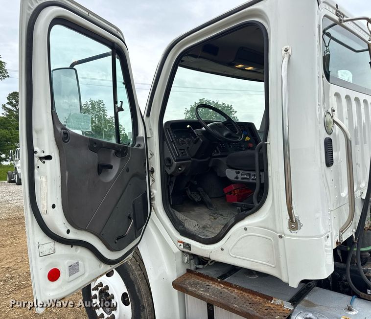 image for item DV4152 2015 Freightliner Business Class M2 semi truck