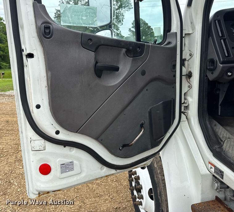 image for item DV4152 2015 Freightliner Business Class M2 semi truck