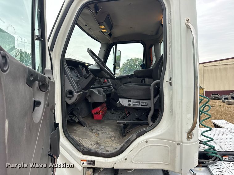 image for item DV4152 2015 Freightliner Business Class M2 semi truck