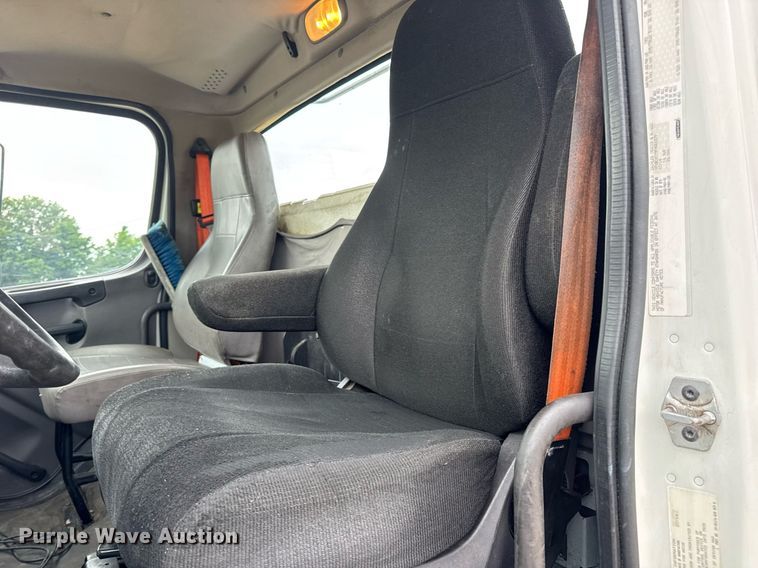 image for item DV4152 2015 Freightliner Business Class M2 semi truck