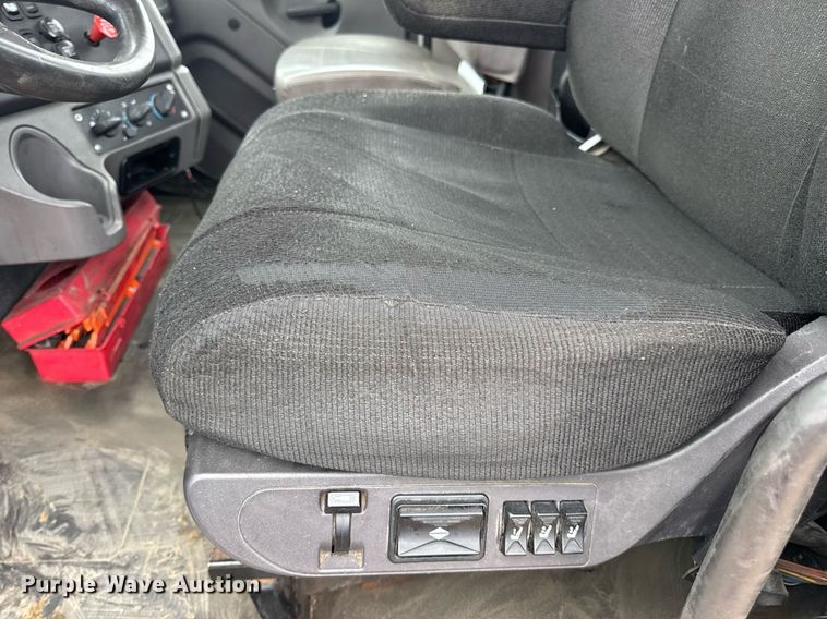 image for item DV4152 2015 Freightliner Business Class M2 semi truck