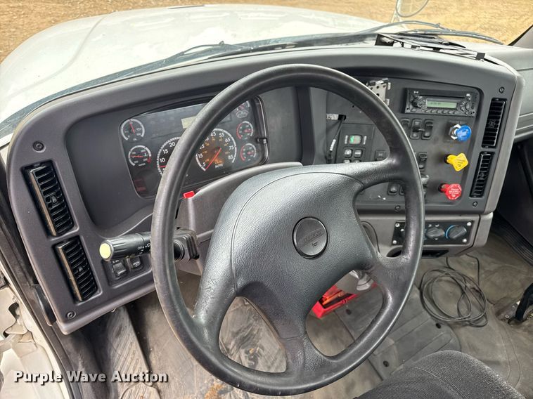 image for item DV4152 2015 Freightliner Business Class M2 semi truck