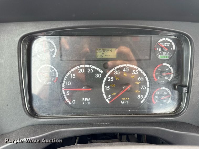 image for item DV4152 2015 Freightliner Business Class M2 semi truck