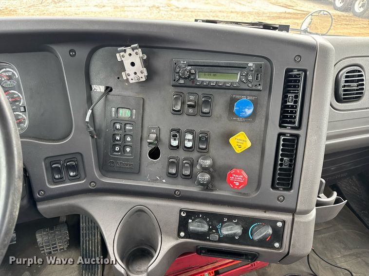 image for item DV4152 2015 Freightliner Business Class M2 semi truck