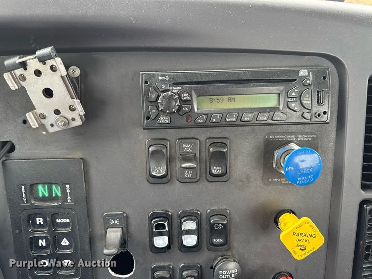 image for item DV4152 2015 Freightliner Business Class M2 semi truck