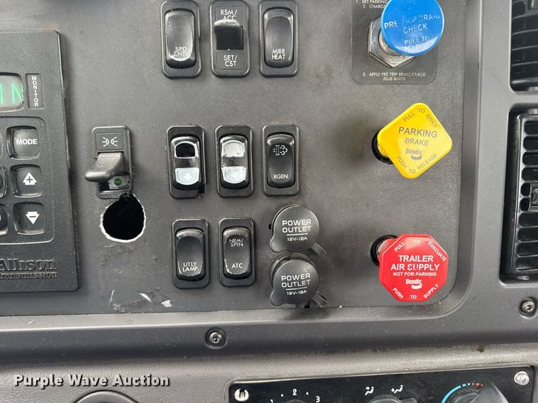 image for item DV4152 2015 Freightliner Business Class M2 semi truck